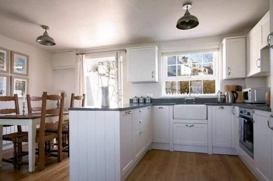 CASTAWAY, family friendly, with open fire in Port Isaac