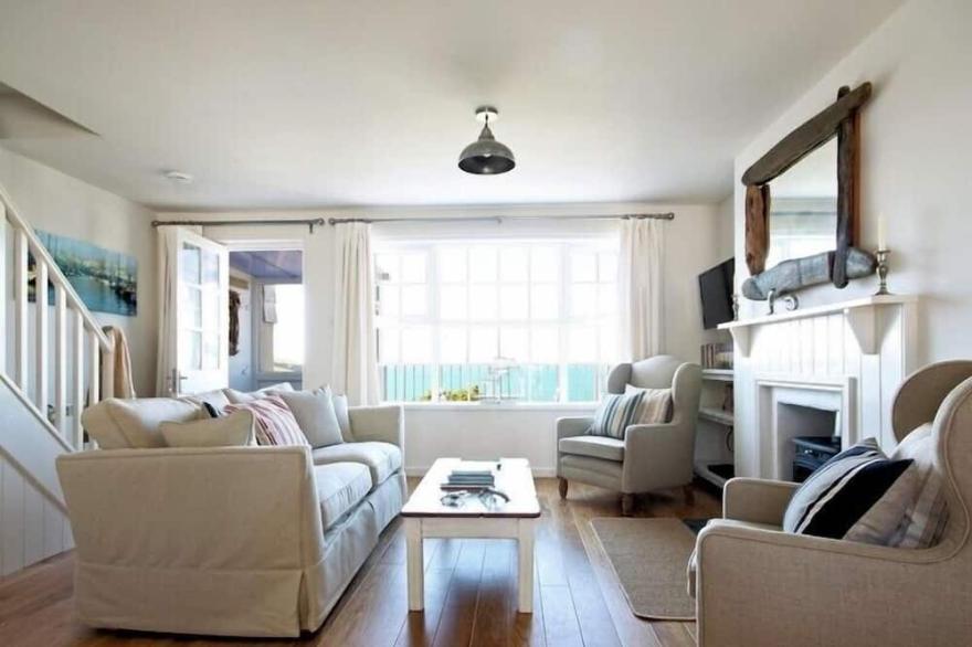 CASTAWAY, family friendly, with open fire in Port Isaac