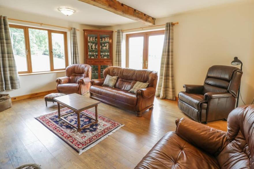 PENTREGO ISAF, family friendly, with open fire in Meifod, Powys
