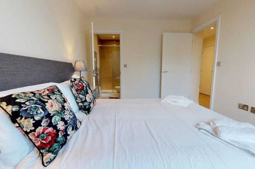 2 bedroom entire flat and free parking