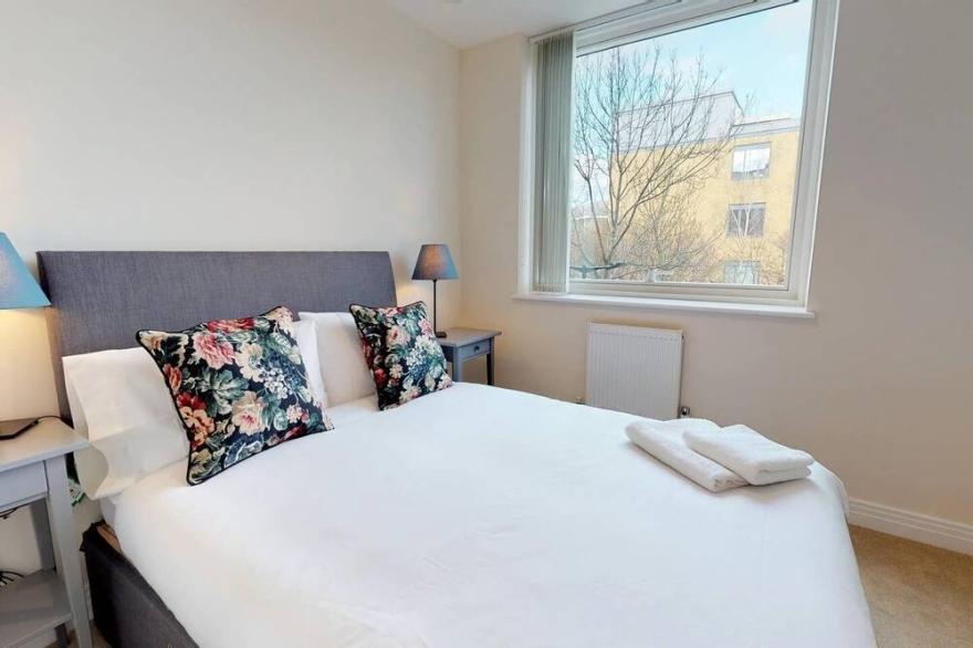 2 bedroom entire flat and free parking