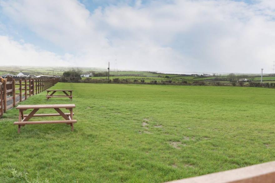 THE LODGE, pet friendly, with a garden in Rhosybol