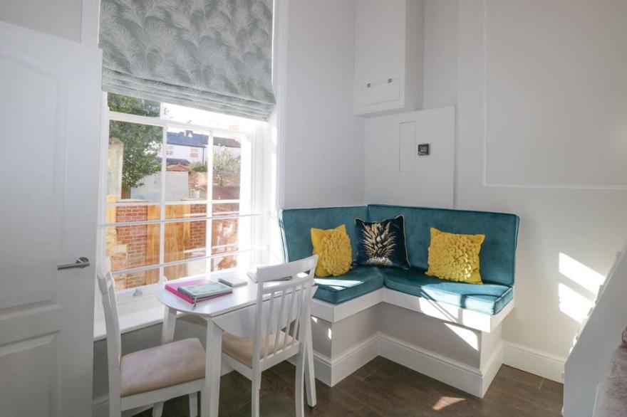 HAMILTON'S STUDIO, pet friendly, country holiday cottage in Ryde