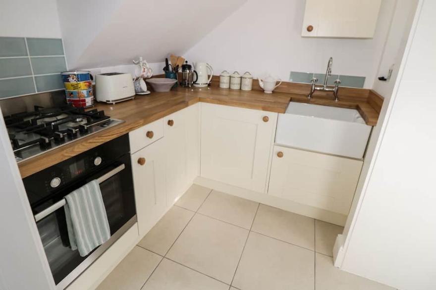 HAMILTON'S STUDIO, pet friendly, country holiday cottage in Ryde