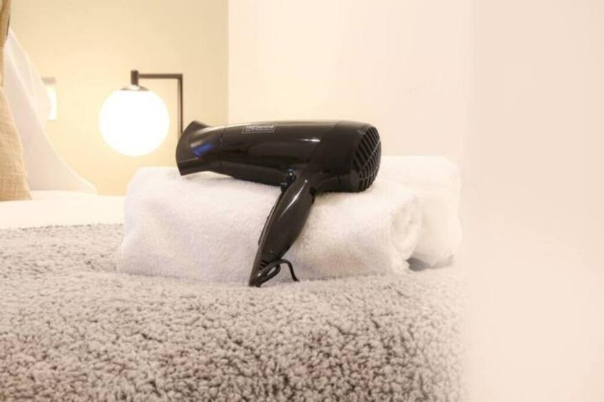 The Atrium - Close to City Centre -Free Parking, Wifi, SmartTV  by Yoko Property