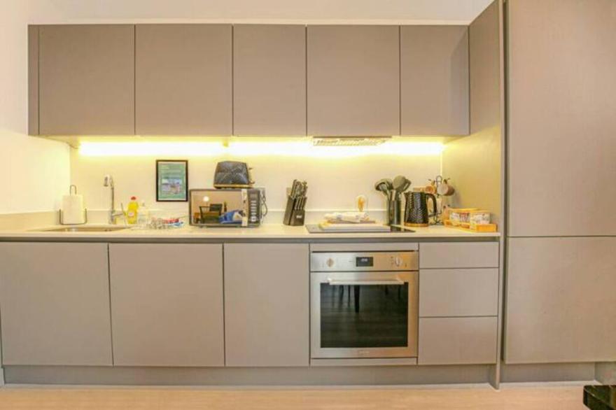 The Atrium - Close to City Centre -Free Parking, Wifi, SmartTV  by Yoko Property