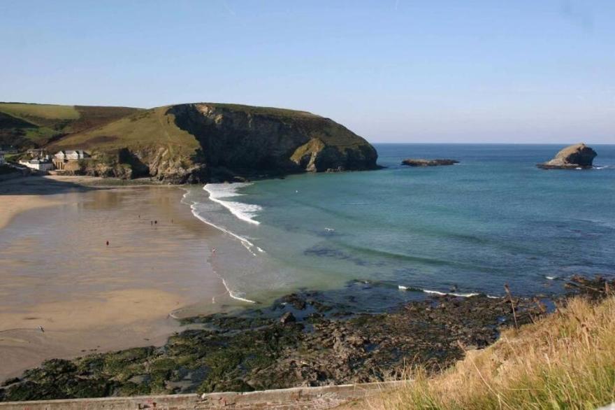 GLENMOUNT COTTAGE, pet friendly, with open fire in Portreath