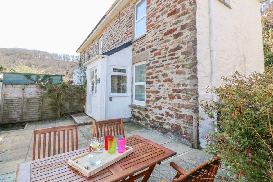 GLENMOUNT COTTAGE, pet friendly, with open fire in Portreath
