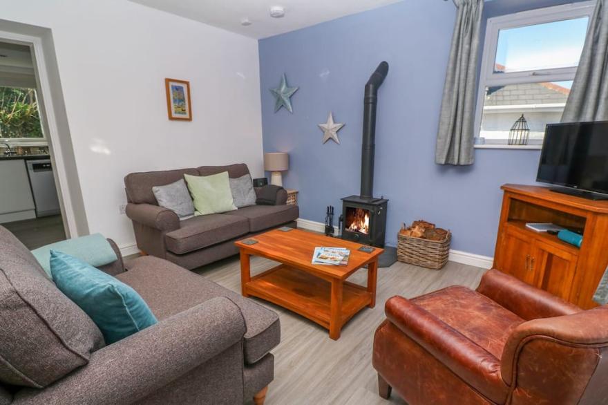 GLENMOUNT COTTAGE, pet friendly, with open fire in Portreath