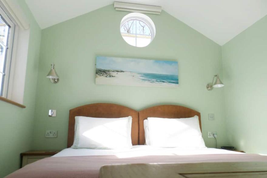 Luxury bungalow with outstanding countryside views minutes drive to many beaches