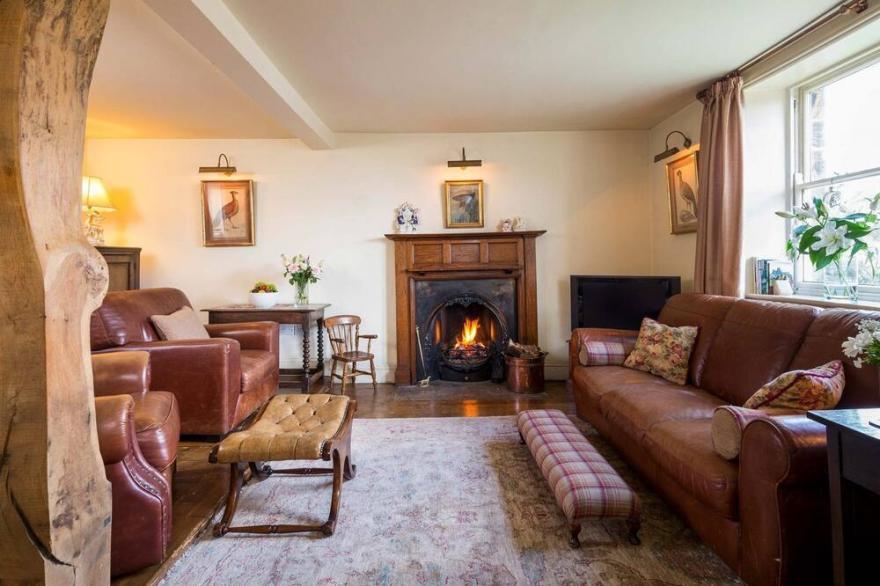 WHEATSHEAF COTTAGE, pet friendly, with open fire in Grosmont