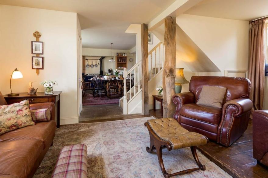 WHEATSHEAF COTTAGE, pet friendly, with open fire in Grosmont