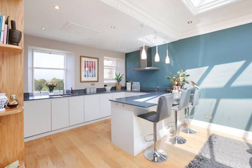 A beautiful 2-bedroom property in the heart of Edinburgh's West End. Sleeps 4
