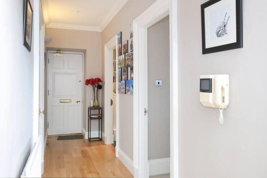 A beautiful 2-bedroom property in the heart of Edinburgh's West End. Sleeps 4
