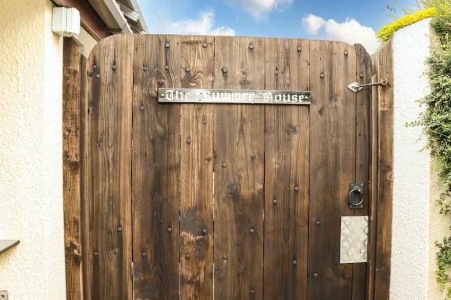 SUNNYSIDE, with hot tub in Barrow-Upon-Humber