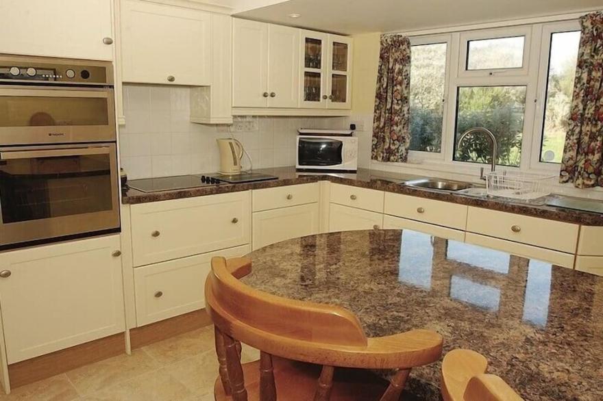 HIGHER CRAWALLIS, family friendly, with a garden in Daymer Bay