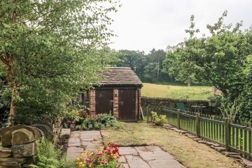 3 HIGHER LANE, romantic, character holiday cottage in Bollington