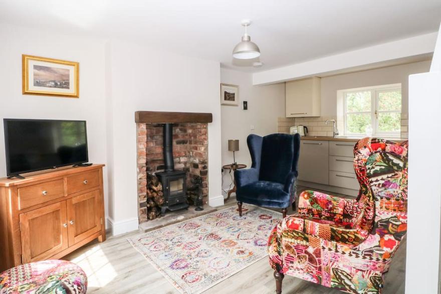 3 HIGHER LANE, romantic, character holiday cottage in Bollington