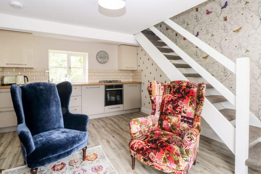 3 HIGHER LANE, romantic, character holiday cottage in Bollington