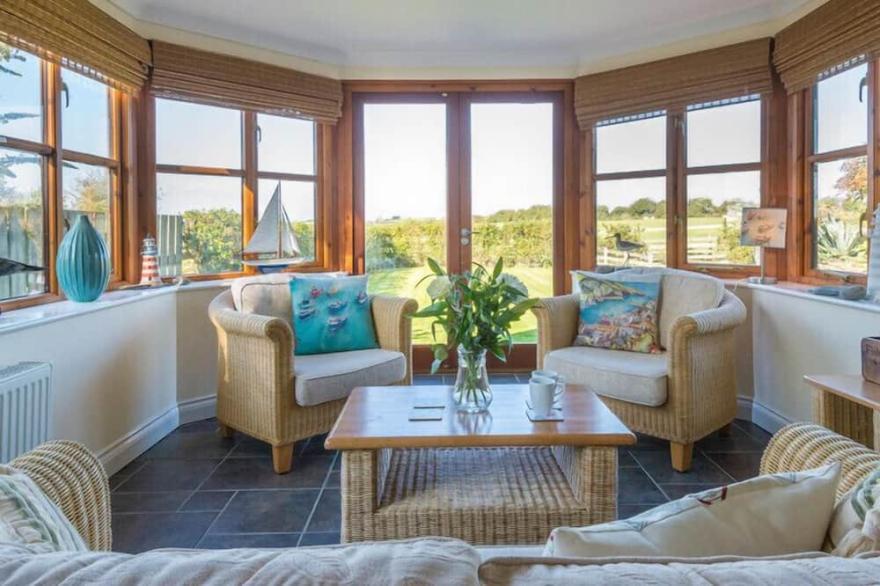 PUFFIN COTTAGE, family friendly, with open fire in Rock