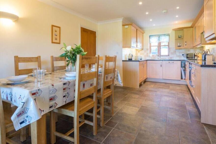 PUFFIN COTTAGE, family friendly, with open fire in Rock