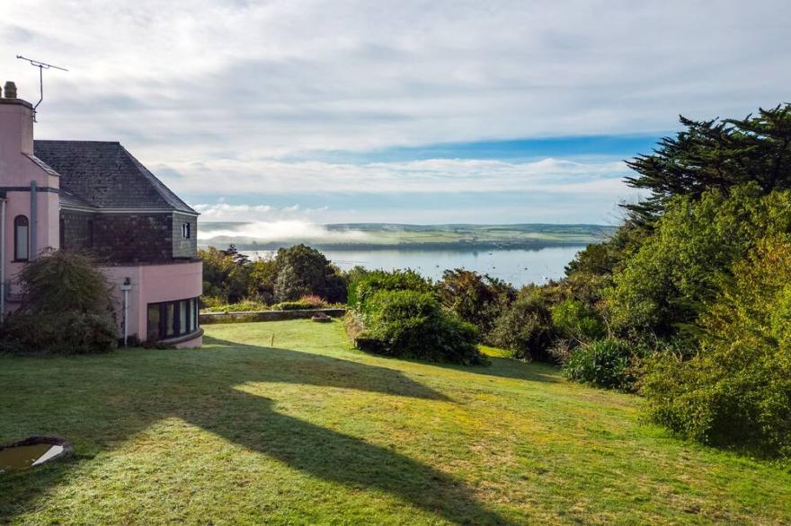 LITTLE TRIG, pet friendly, with a garden in Rock