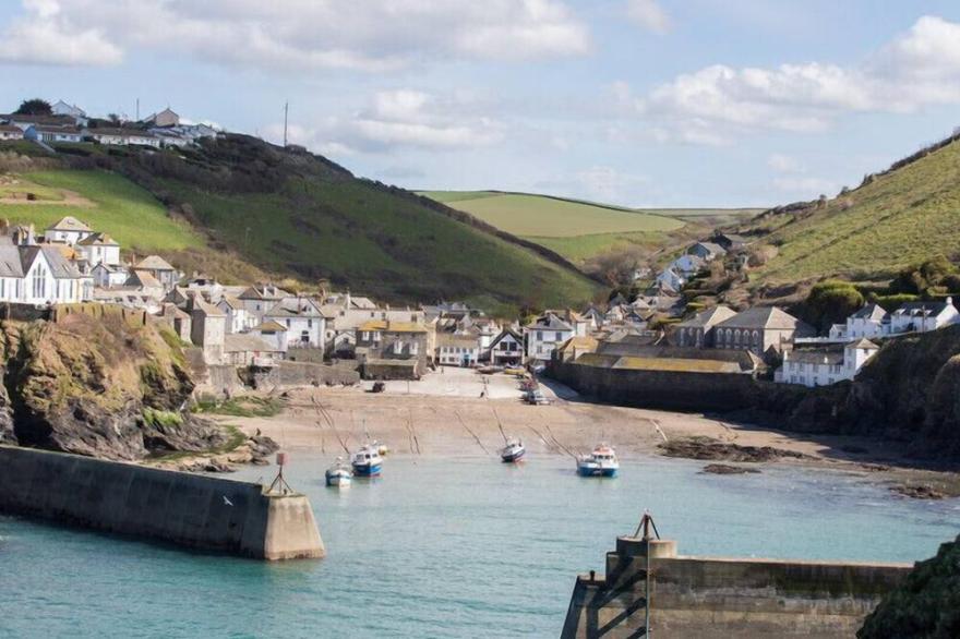 THE GRANARY, pet friendly, character holiday cottage in St Minver