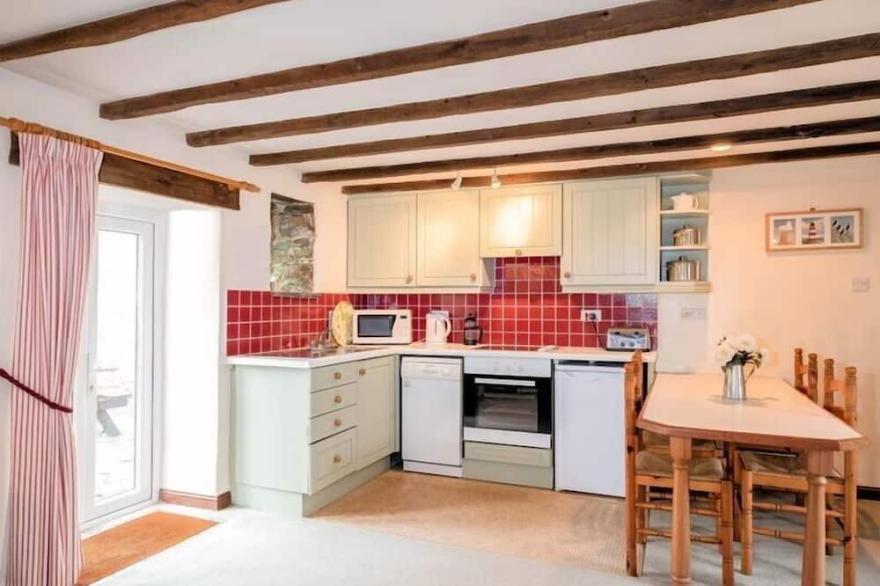 THE GRANARY, pet friendly, character holiday cottage in St Minver