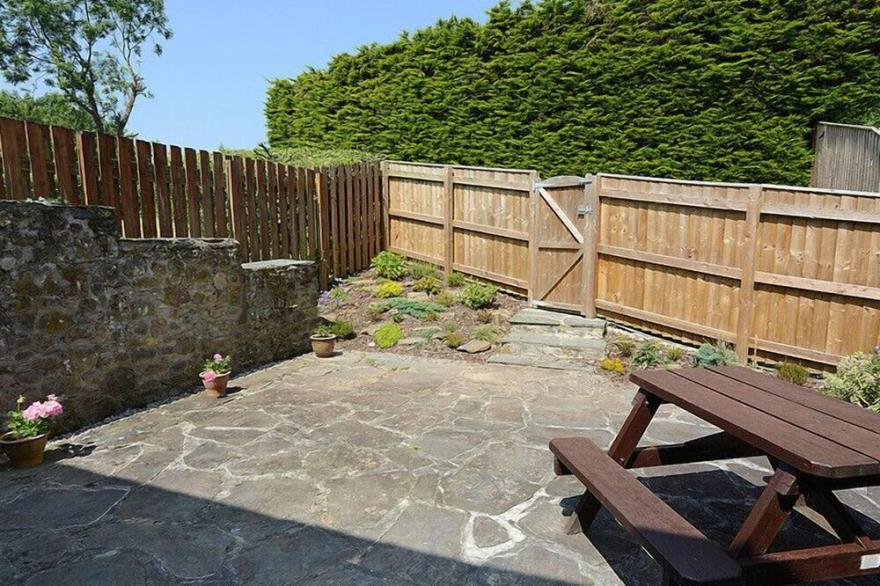 THE GRANARY, pet friendly, character holiday cottage in St Minver