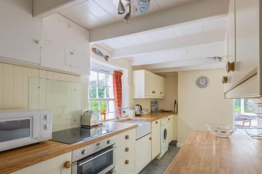 OLD KEA COTTAGE, family friendly in Rock