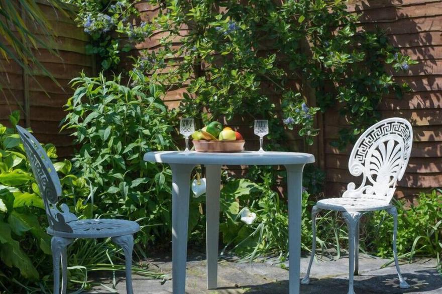 CAERHAYES, pet friendly in Rock