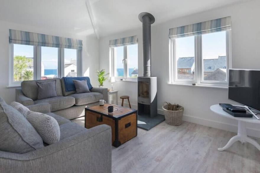 PENDRAGON HOUSE, pet friendly, with open fire in Port Isaac
