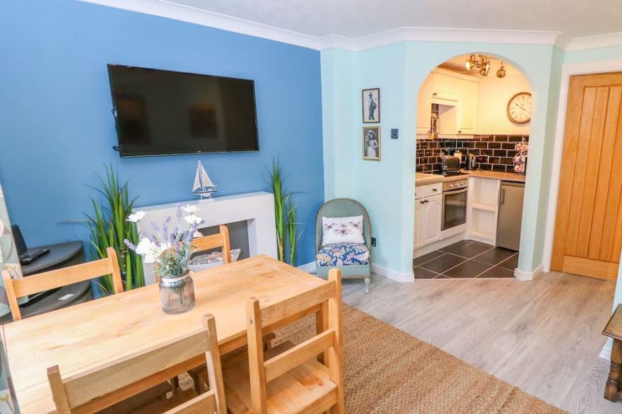WHITBY SANDS, family friendly, character holiday cottage in Whitby