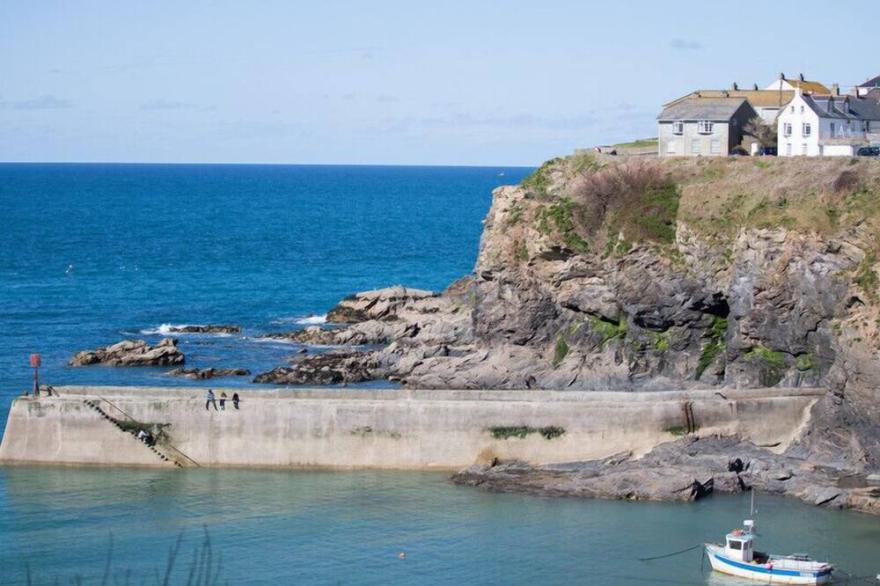ALBANY, pet friendly, with open fire in Port Isaac
