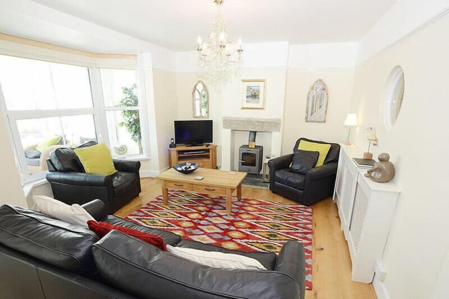 MERLIN'S VIEW, family friendly, with open fire in Port Isaac