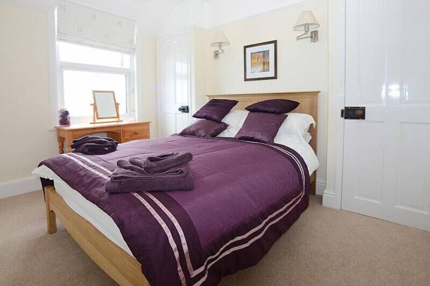 MERLIN'S VIEW, family friendly, with open fire in Port Isaac