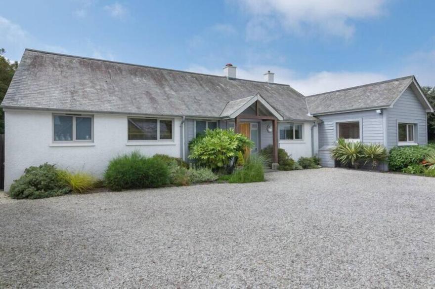 PENOLVER LODGE, family friendly, with hot tub in Rock