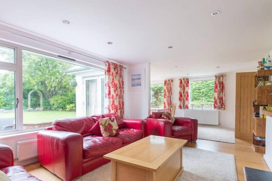 PENOLVER LODGE, family friendly, with hot tub in Rock