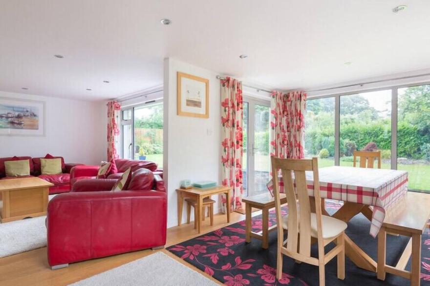 PENOLVER LODGE, family friendly, with hot tub in Rock