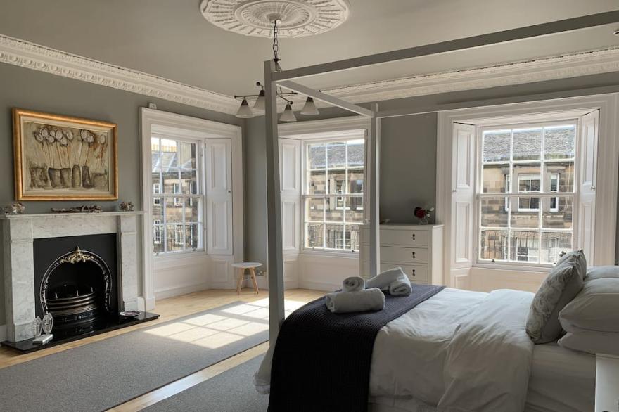 Spacious Georgian Double Upper Apartment a pleasant walk from Old Town & Castle