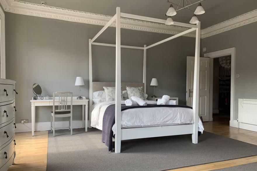 Spacious Georgian Double Upper Apartment a pleasant walk from Old Town & Castle