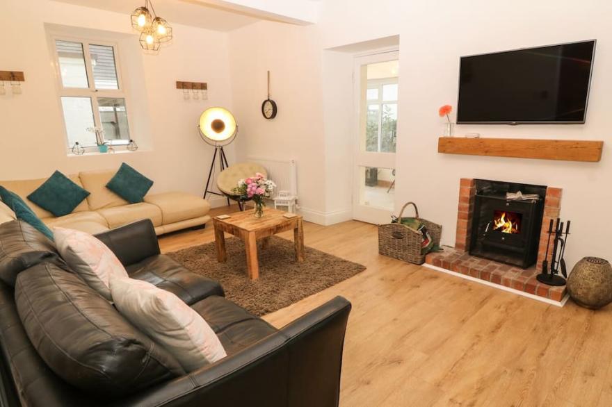 TREARDDUR VIEW, pet friendly, with hot tub in Trearddur Bay