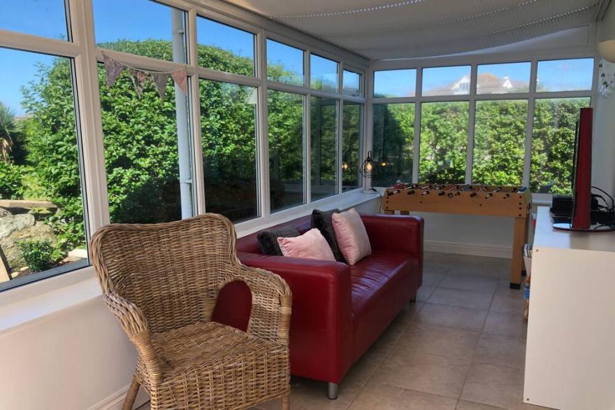 TREARDDUR VIEW, pet friendly, with hot tub in Trearddur Bay