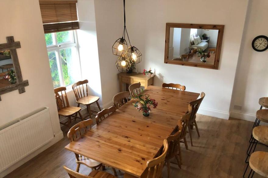 TREARDDUR VIEW, pet friendly, with hot tub in Trearddur Bay