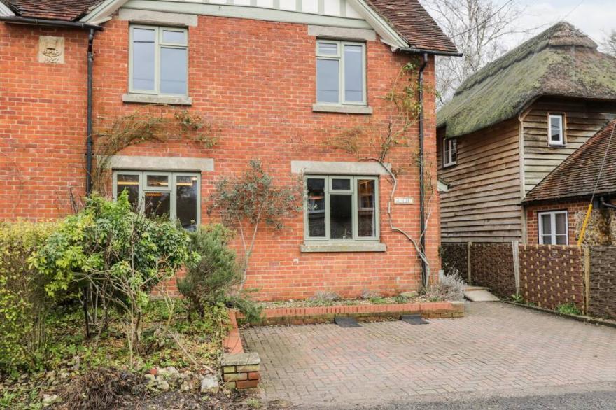 MINDEN, family friendly, with open fire in St. Mary Bourne