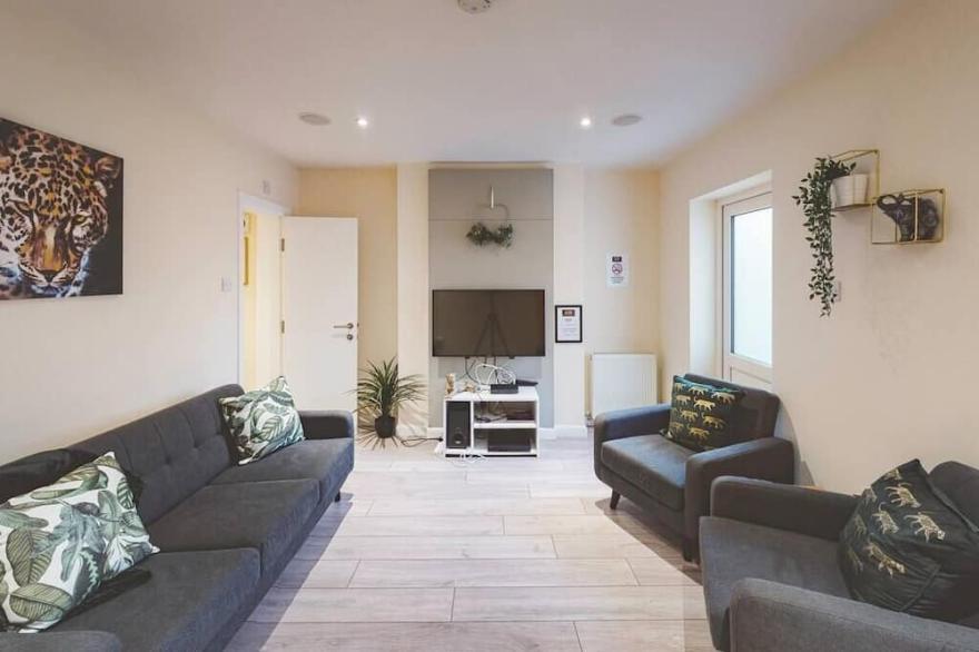 Spacious 4-bed house in Crewe | Ideal for Contractors | FREE parking - Sleeps 7