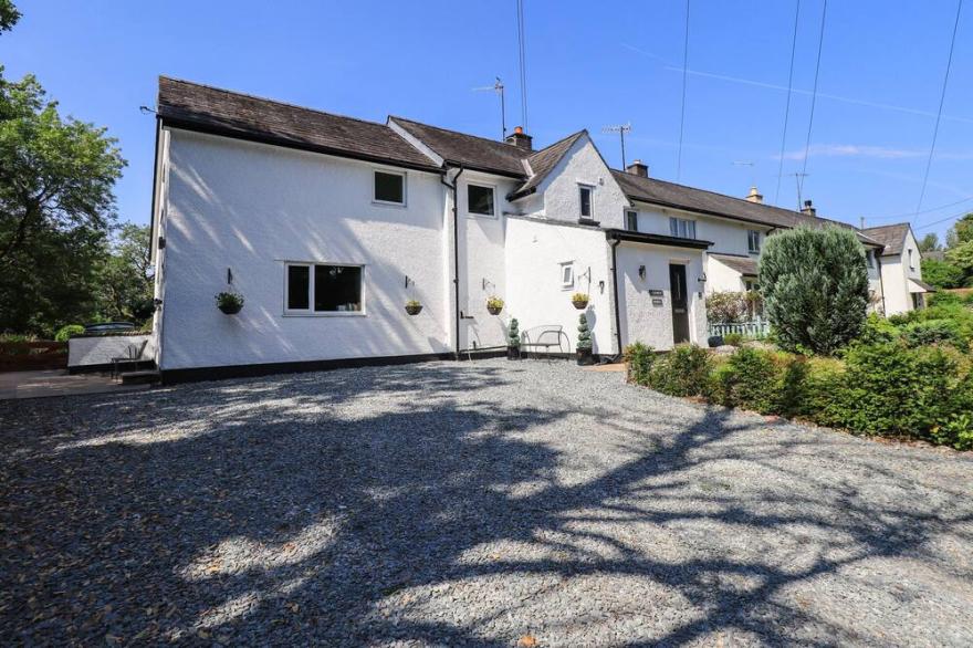 ELLERBECK BRIDGE, pet friendly, character holiday cottage in Kendal