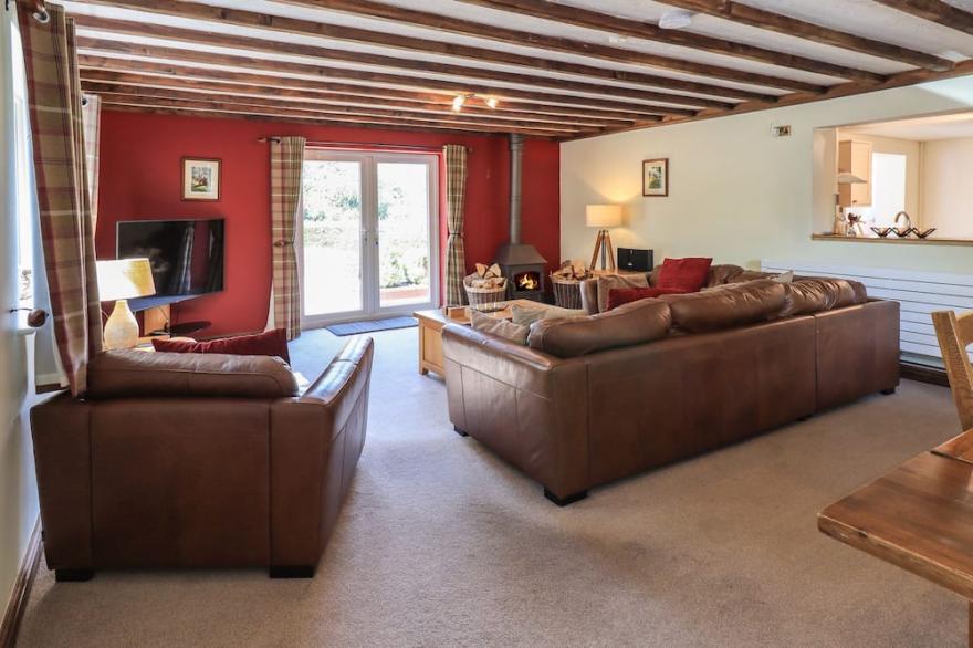 ELLERBECK BRIDGE, pet friendly, character holiday cottage in Kendal