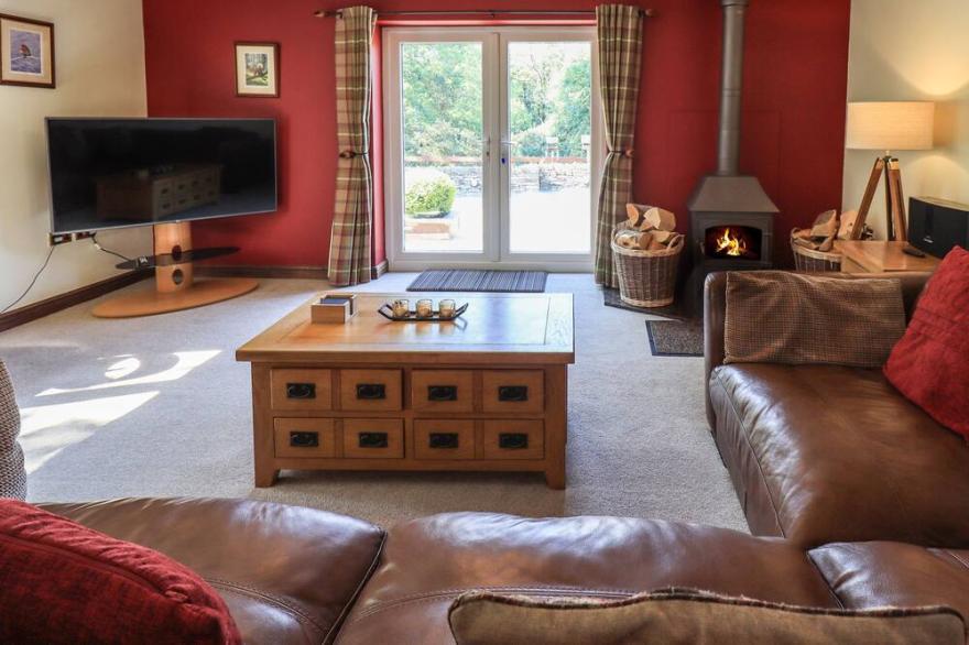 ELLERBECK BRIDGE, pet friendly, character holiday cottage in Kendal
