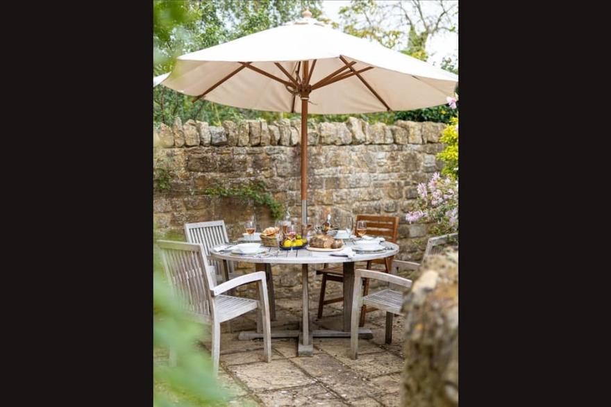 Pretty  Cotswold cottage in beautiful Cotswold village